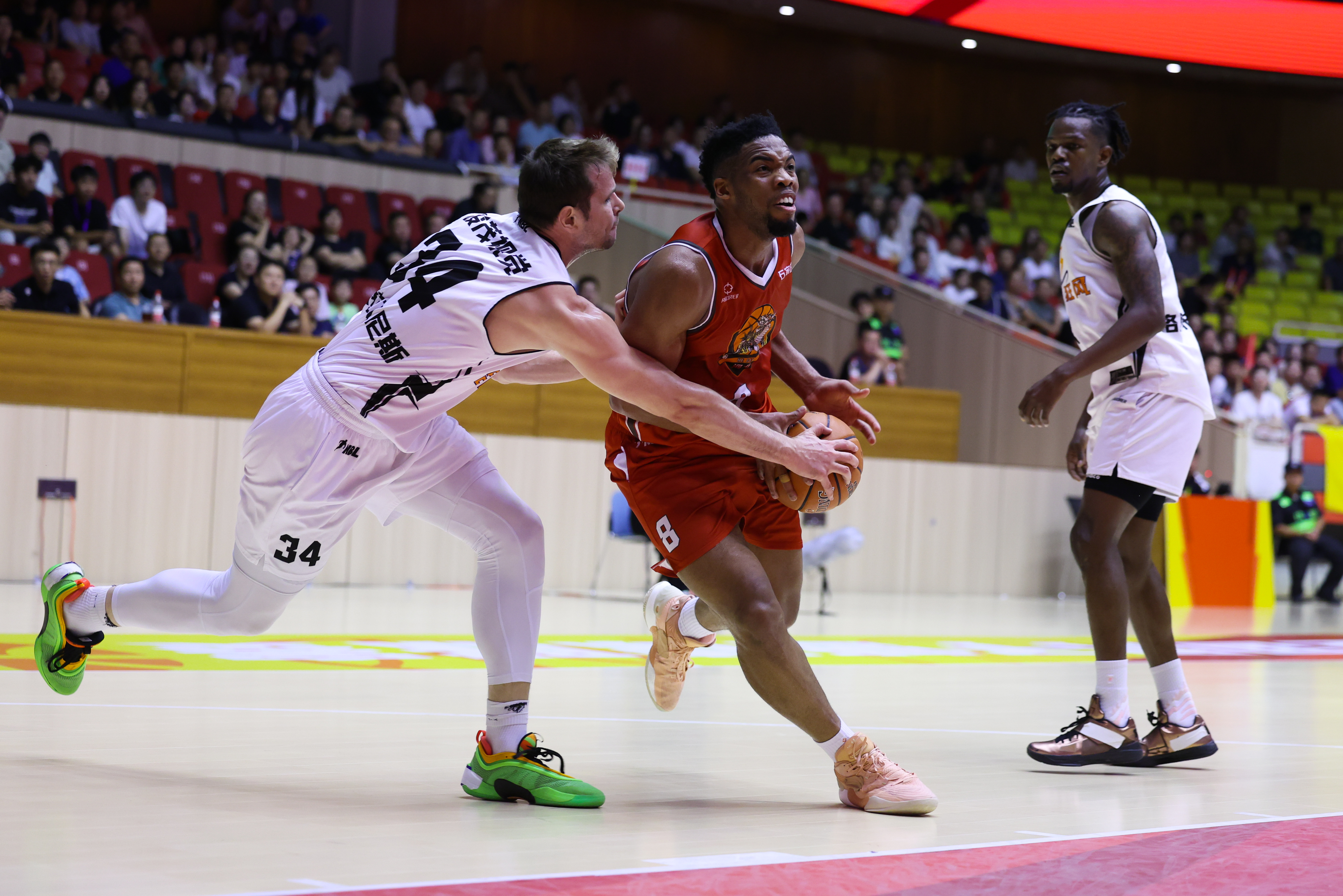 官方游戏-国际比赛日体能课后，山东男篮篮板制胜备战欧篮联，底气十足，身体对抗强度拉满的简单介绍